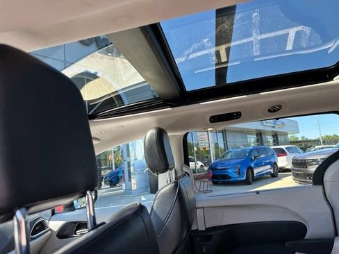 Used 2018 Chrysler Pacifica Limited w/ Tire & Wheel Group FWD image 18