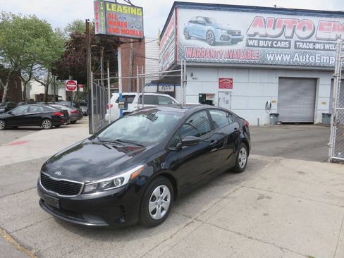 Used 2017 Kia Forte LX FWD image 2