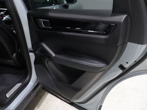 Used 2022 Porsche Cayenne AWD/4WD image 21