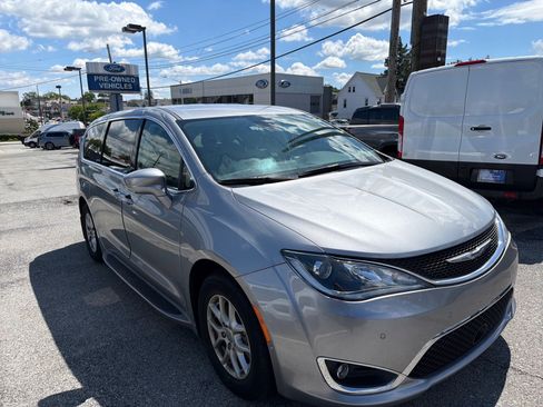 Used 2020 Chrysler Pacifica Touring w/ Advanced Safetytec Group FWD image 3