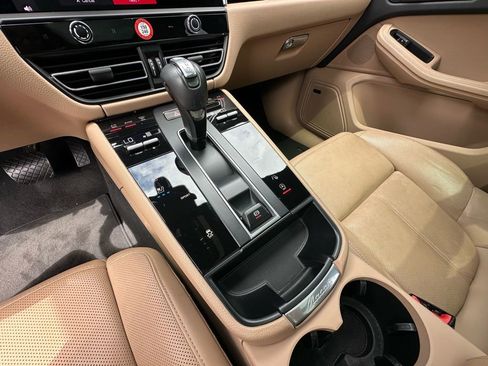 Certified 2023 Porsche Macan image 30