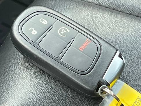Used 2019 Jeep Cherokee Latitude Plus w/ Cold Weather Group AWD/4WD image 29