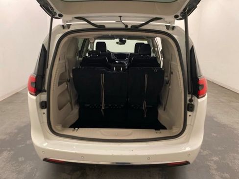 Used 2023 Chrysler Pacifica Touring-L FWD image 27