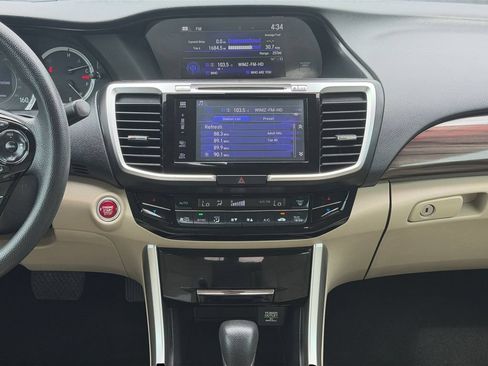Used 2017 Honda Accord EX image 18