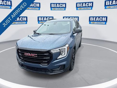 Used 2024 GMC Terrain SLE w/ Driver Convenience Package image 3