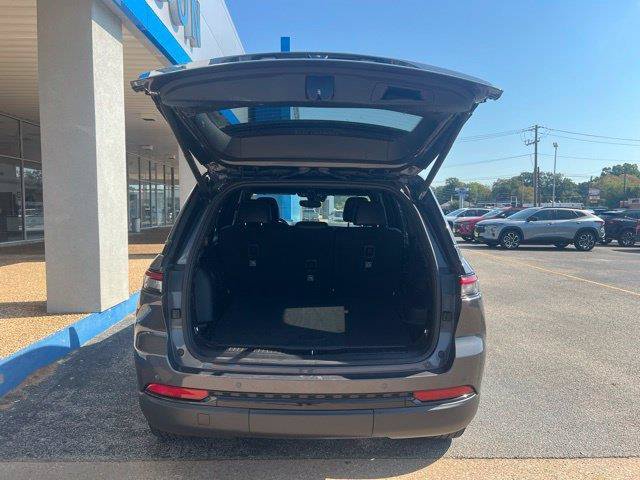 Used 2023 Jeep Grand Cherokee Altitude AWD/4WD image 6