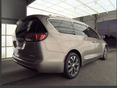 Used 2017 Chrysler Pacifica Limited image 2