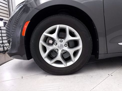 Used 2019 Chrysler Pacifica Limited FWD image 12