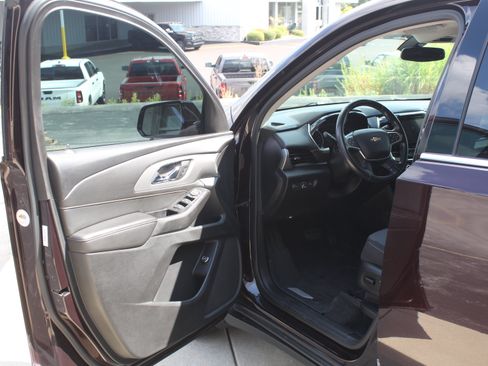 Used 2020 Chevrolet Traverse LT FWD image 11