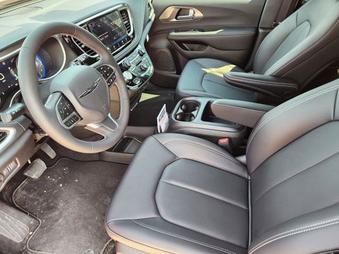 New 2026 Chrysler Pacifica Select image 12