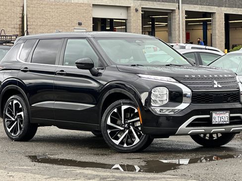 Used 2024 Mitsubishi Outlander SE image 2