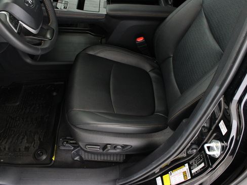 Certified 2025 Toyota Sienna XLE Woodland Edition AWD/4WD image 15