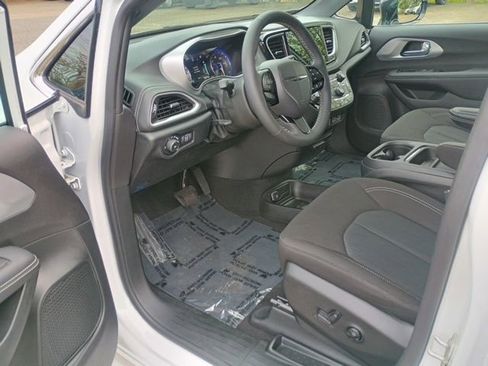 Used 2024 Chrysler Pacifica Touring FWD image 22