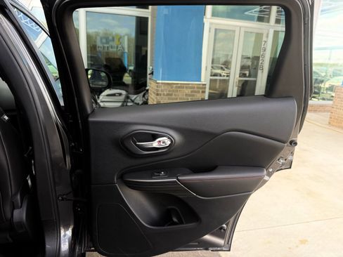 Used 2016 Jeep Cherokee Trailhawk image 24