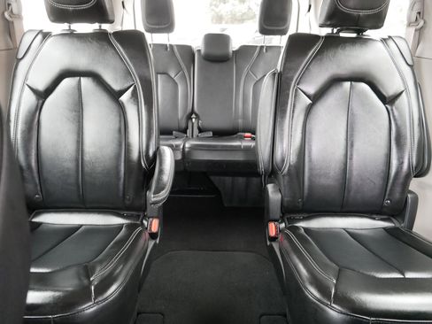 Certified 2024 Chrysler Pacifica Touring-L image 13