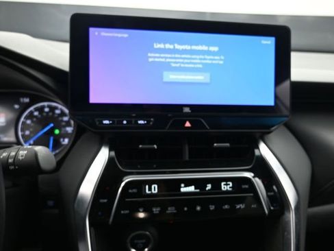 Used 2024 Toyota Venza XLE image 11