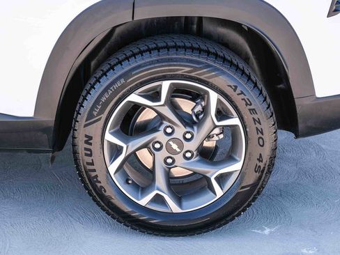 Used 2025 Chevrolet Trax LT FWD image 9