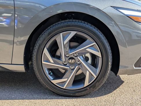 Used 2025 Hyundai Elantra Limited image 7