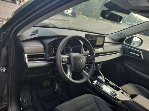 Used 2025 Mitsubishi Outlander SE AWD/4WD image 17
