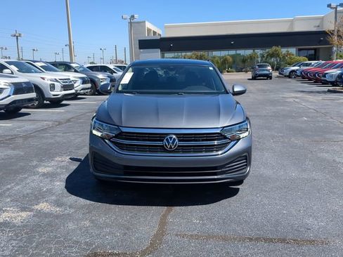 Used 2022 Volkswagen Jetta SE image 3