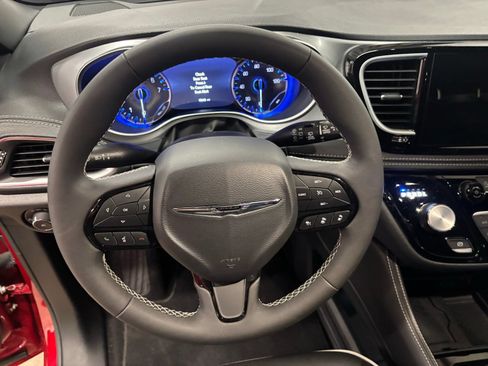 Used 2025 Chrysler Pacifica Limited FWD image 16