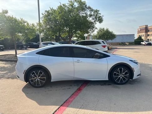 Used 2023 Toyota Prius XLE FWD image 4