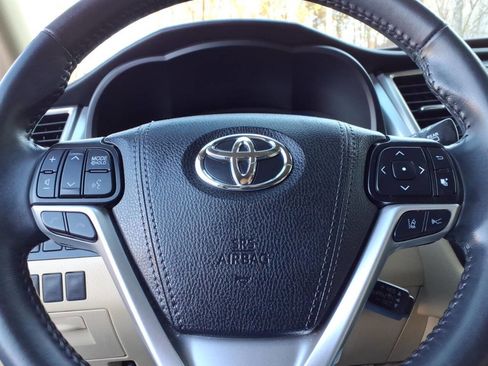 Used 2019 Toyota Highlander XLE image 26