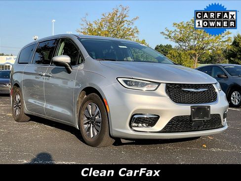 Used 2023 Chrysler Pacifica Touring-L FWD image 2