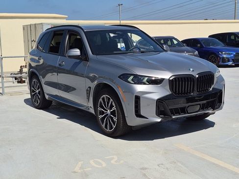 Used 2024 BMW X5 xDrive40i w/ M Sport Package AWD/4WD image 3