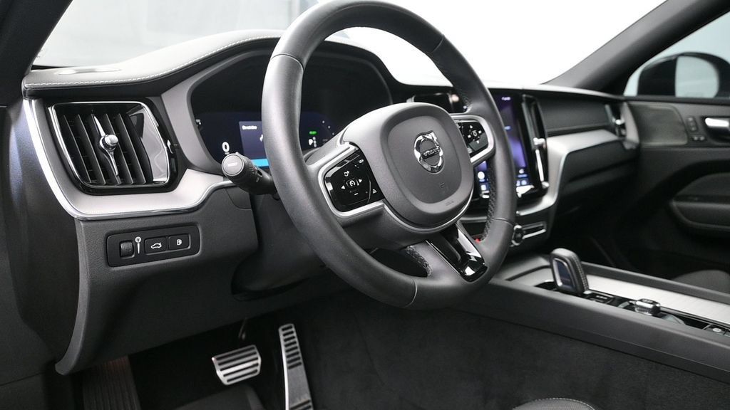 Used 2022 Volvo XC60 T8 R-Design w/ Advanced Package AWD/4WD image 5