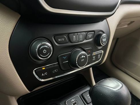Used 2019 Jeep Cherokee Latitude w/ Popular Appearance Group image 25