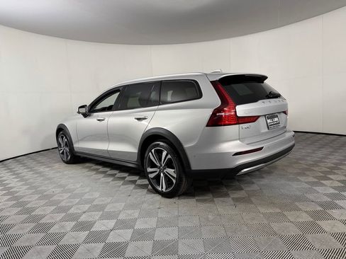 Used 2025 Volvo V60 B5 Cross Country Plus image 8
