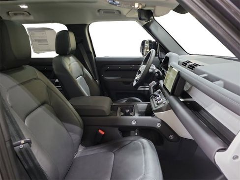New 2024 Land Rover Defender 110 SE image 30