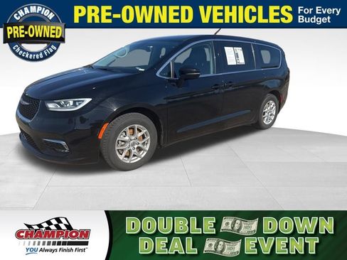 Used 2024 Chrysler Pacifica Touring-L image 1
