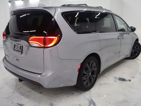 Used 2018 Chrysler Pacifica Touring-L w/ Premium Audio Group image 6