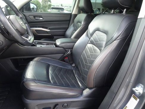 Used 2023 Nissan Pathfinder Platinum w/ Cargo Package image 7