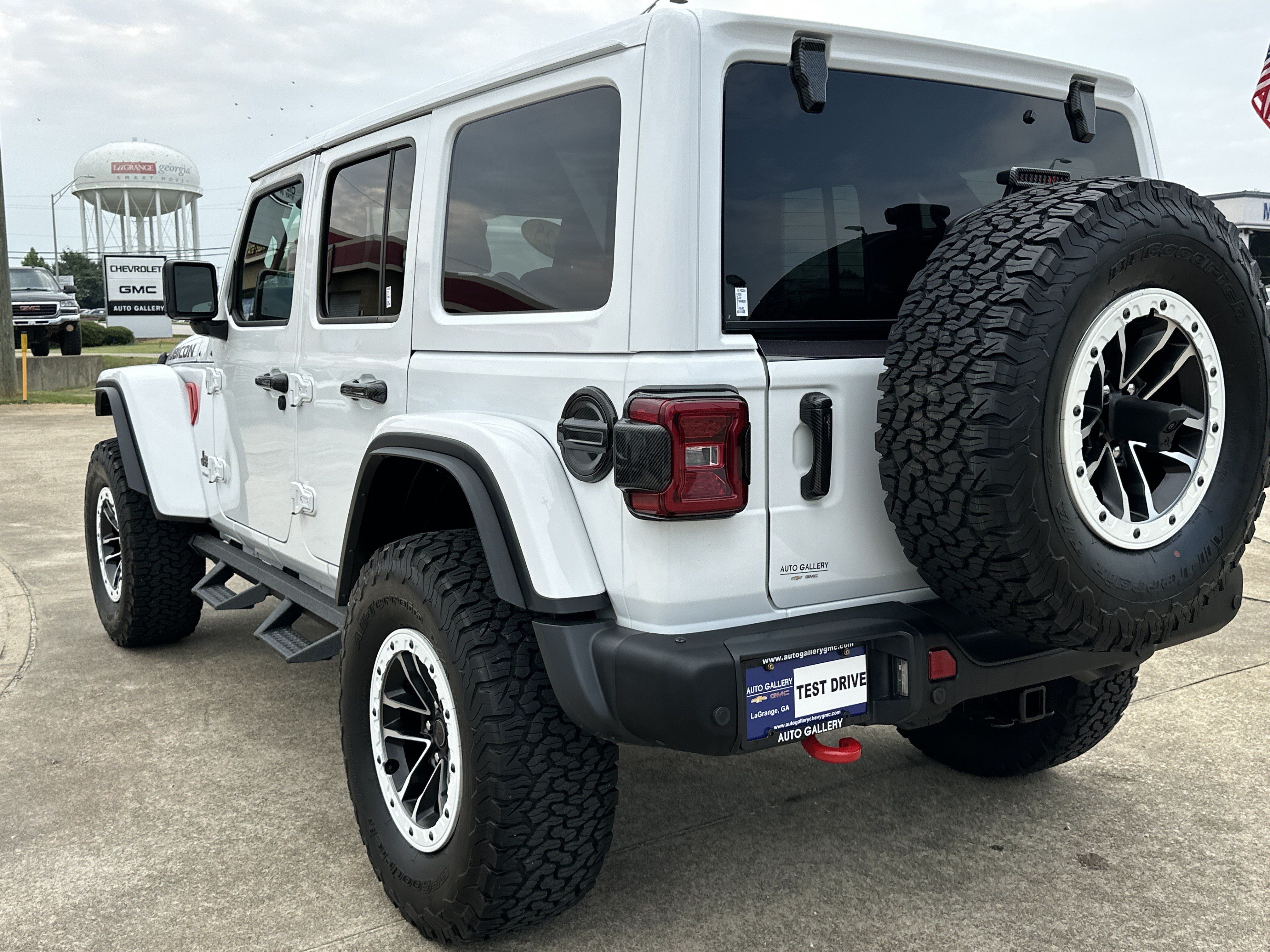 Used 2025 Jeep Wrangler Unlimited Rubicon AWD/4WD image 8