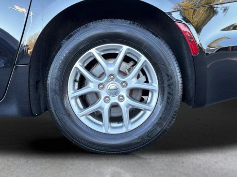 Used 2025 Chrysler Pacifica Select image 15