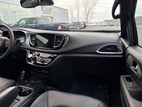 Used 2024 Chrysler Pacifica Touring-L w/ S Appearance Package image 33