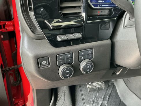 Used 2025 Chevrolet Silverado 2500 ZR2 w/ Technology Package image 26