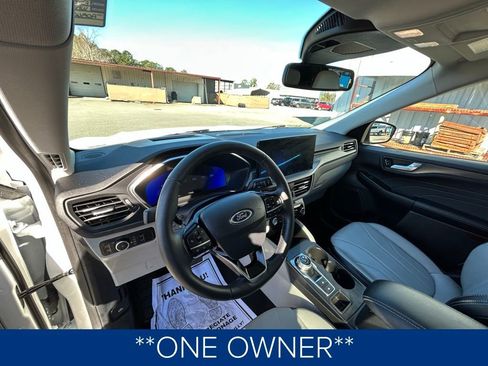 Used 2025 Ford Escape Platinum w/ Premium Technology Package image 2