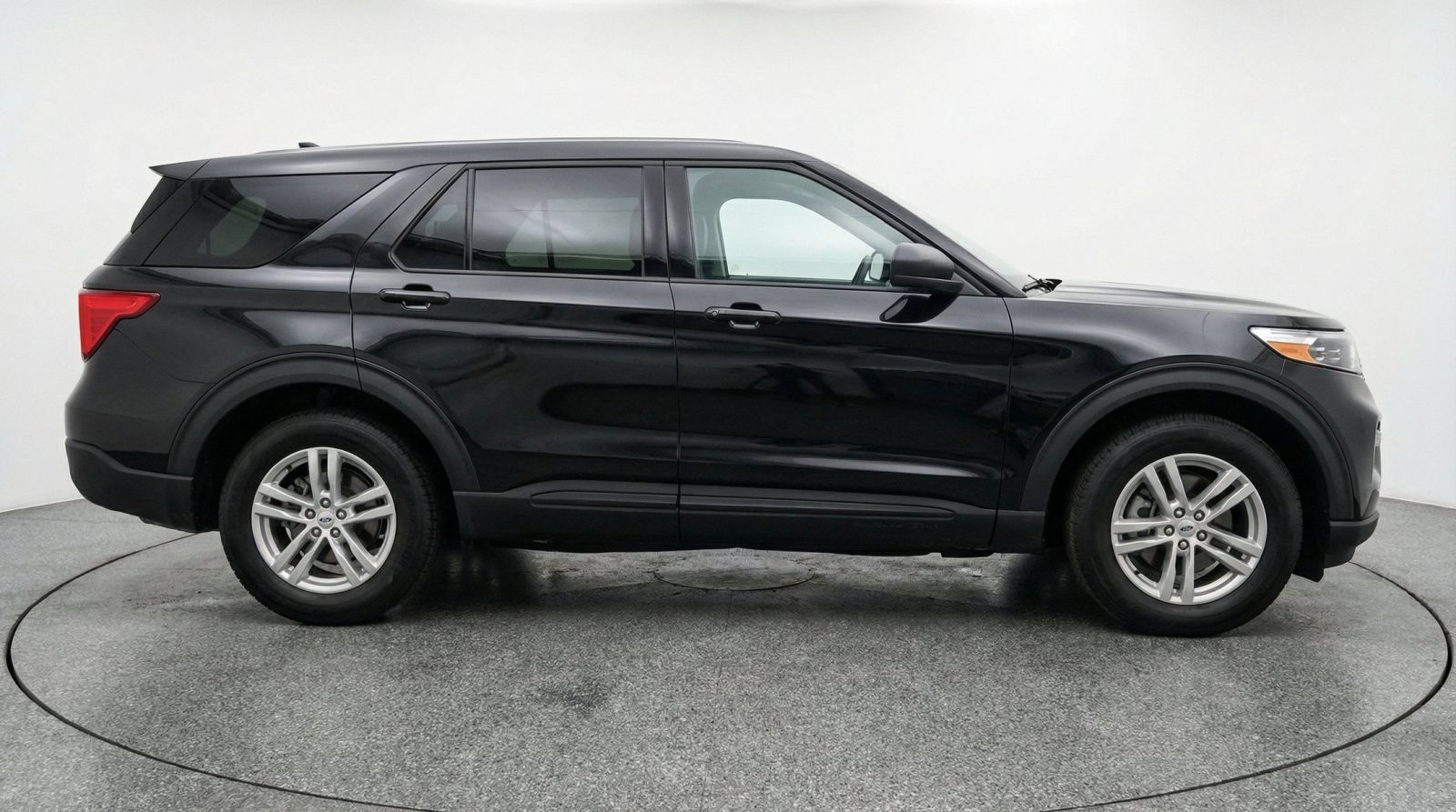 Used 2024 Ford Explorer XLT w/ Equipment Group 202A RWD image 13