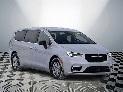 Used 2024 Chrysler Pacifica Touring-L image 4