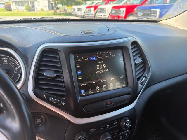 Used 2018 Jeep Cherokee Latitude Plus w/ Cold Weather Group AWD/4WD image 53