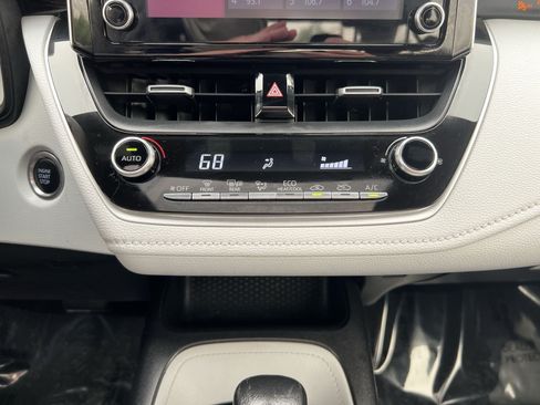 Used 2020 Toyota Corolla SE w/ SE Premium Package FWD image 19