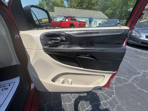 Used 2014 Chrysler Town & Country Touring w/ Driver Convenience Group FWD image 32