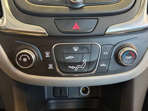 Used 2018 Chevrolet Equinox LS AWD/4WD image 21