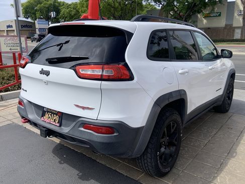 Used 2017 Jeep Cherokee Trailhawk AWD/4WD image 6