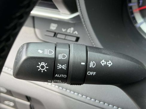 Used 2020 Toyota Highlander LE FWD image 24