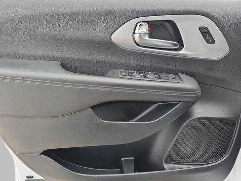 Used 2025 Chrysler Pacifica Limited image 33